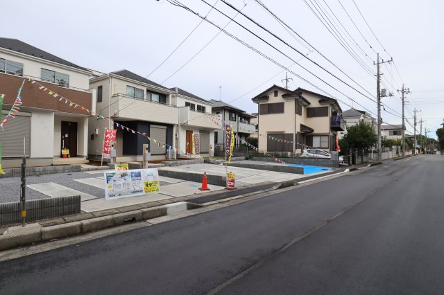 仲介手数料無料　伊奈町本町1丁目　新築　全３棟の前面道路含む現地写真