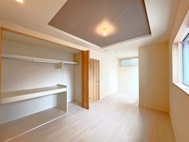 ２０２３年４月完成の築後未入居物件◆小屋裏収納付き３ＬＤＫ◆伏見区羽束師古川町の洋室|洋室