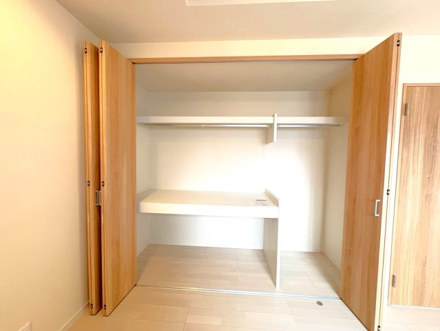 ２０２３年４月完成の築後未入居物件◆小屋裏収納付き３ＬＤＫ◆伏見区羽束師古川町の洋室|クローゼット