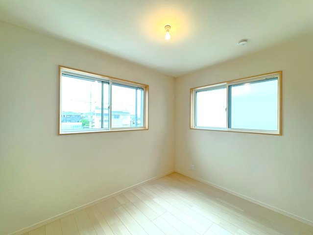 ２０２３年４月完成の築後未入居物件◆小屋裏収納付き３ＬＤＫ◆伏見区羽束師古川町の洋室|洋室