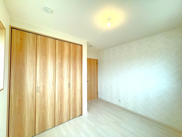 ２０２３年４月完成の築後未入居物件◆小屋裏収納付き３ＬＤＫ◆伏見区羽束師古川町の洋室|洋室