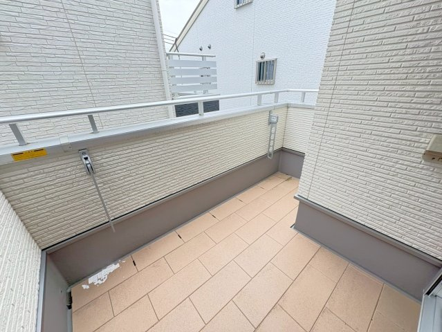 ２０２３年４月完成の築後未入居物件◆小屋裏収納付き３ＬＤＫ◆伏見区羽束師古川町のバルコニー|バルコニー