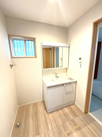 ２０２３年４月完成の築後未入居物件◆小屋裏収納付き３ＬＤＫ◆伏見区羽束師古川町の洗面所|独立洗面台