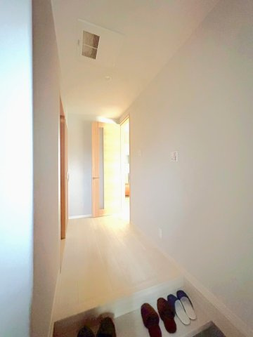 ２０２３年４月完成の築後未入居物件◆小屋裏収納付き３ＬＤＫ◆伏見区羽束師古川町の玄関|玄関