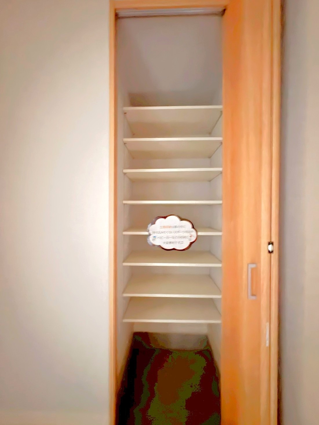 ２０２３年４月完成の築後未入居物件◆小屋裏収納付き３ＬＤＫ◆伏見区羽束師古川町の玄関|シューズボックス