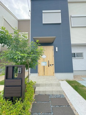 ２０２３年４月完成の築後未入居物件◆小屋裏収納付き３ＬＤＫ◆伏見区羽束師古川町の玄関|玄関