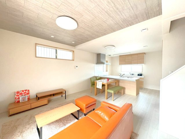 ２０２３年４月完成の築後未入居物件◆小屋裏収納付き３ＬＤＫ◆伏見区羽束師古川町の居間・リビング|リビング