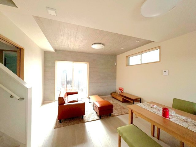 ２０２３年４月完成の築後未入居物件◆小屋裏収納付き３ＬＤＫ◆伏見区羽束師古川町の居間・リビング|リビング