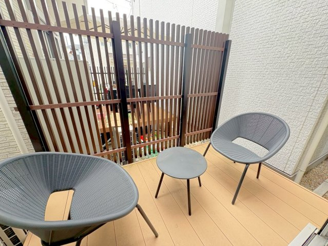 ２０２３年４月完成の築後未入居物件◆小屋裏収納付き３ＬＤＫ◆伏見区羽束師古川町のバルコニー|ウッドデッキ