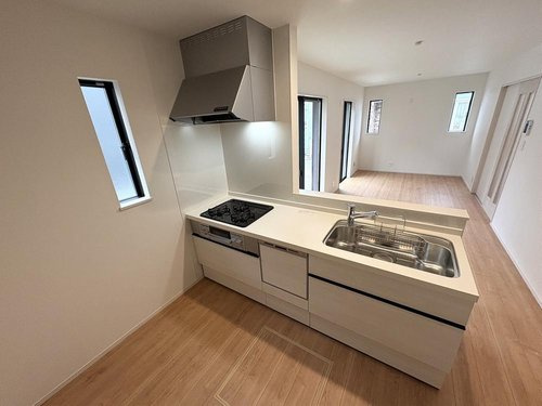 【Heartfull Town】小平市小川町１丁目のキッチン|食洗機付きの対面キッチンは、家事の時短が叶ううえ、忙しい毎日に嬉しい機能的な空間です♪リビングを見渡せて家族との会話も楽しめます。