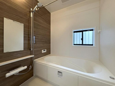 【洗面所】 | 【Heartfull Town】小平市小川町１丁目 | 三面鏡の洗面所は、角度を変えて身だしなみをチェックできる便利さが魅力。収納力も高く、スッキリとした空間を保てます。