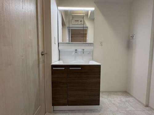 【Heartfull Town】小平市小川町１丁目の洗面所|三面鏡の洗面所は、角度を変えて身だしなみをチェックできる便利さが魅力。収納力も高く、スッキリとした空間を保てます。