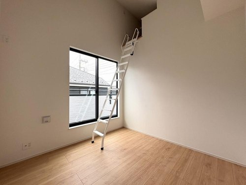 【Heartfull Town】小平市小川町１丁目の洋室|ロフト付きの居室は空間を立体的に活用でき、収納や趣味スペースとしても便利。遊び心があり、暮らしにワクワクをプラスします。