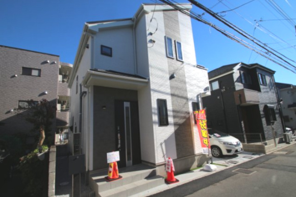 【Heartfull Town】小平市小川町１丁目の外観|小平中央公園徒歩10分。芝生広場やイチョウ並木、展望台付き築山で自然を満喫できます。