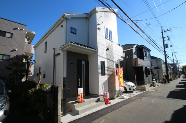 【Heartfull Town】小平市小川町１丁目の外観|前面道路は4ｍ。駐車場は幅3.5ｍのゆとり設計で車の出し入れがスムーズ。カースペース1台分をしっかり確保し、日々の外出も快適。お車を大切にする方に嬉しいポイントです。