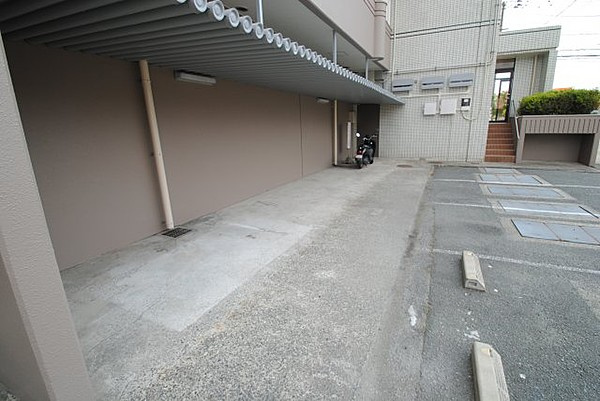 山本ビル【キャッシュバック対象物件】の駐車場|カースペースがあります