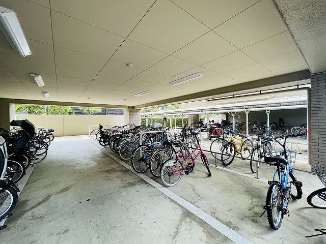 【駐輪場】 | パロスリバーコート博多弐番館 | 屋根がついているので雨の日も安心！カバーいらずです。