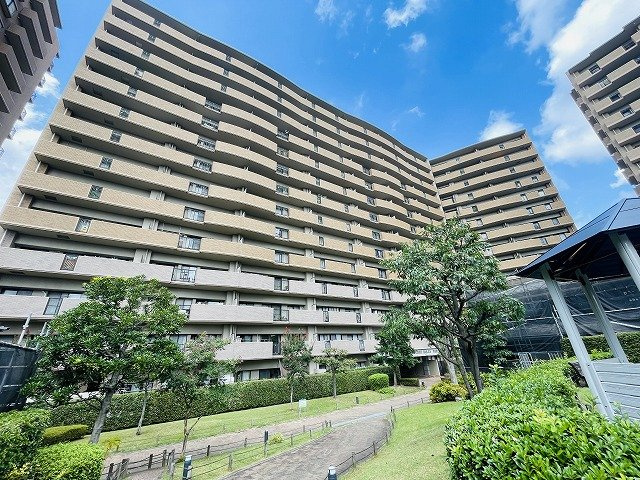 【外観】 | パロスリバーコート博多弐番館 | 那珂川沿いの穏やかな立地のマンションです。学校が近く、敷地内にお子さまが安心して遊べる公園もあるので、子育て中のファミリーにおススメです