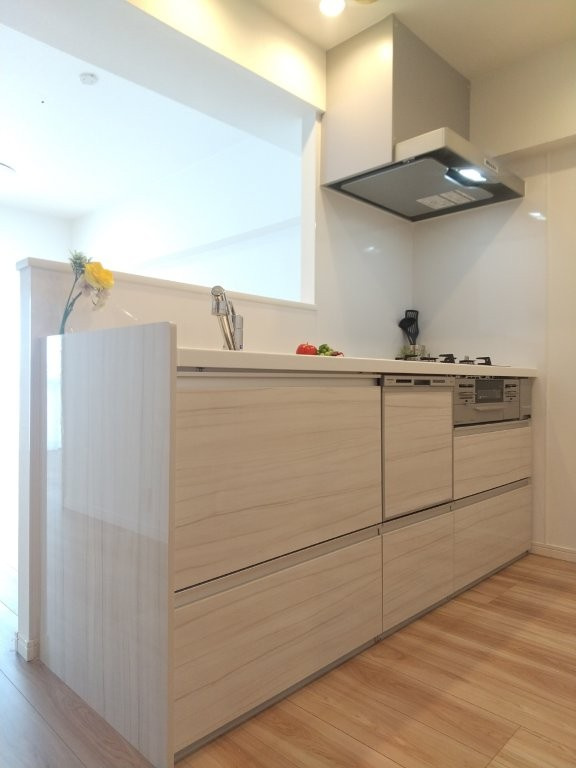 ネオマイム生麦（生麦3丁目）のキッチン|便利な３口ガスコンロに、大きなシンク  お料理の幅が増えますね   場所を取らず見た目スッキリなビルドイン食器洗乾燥機    食器洗いの時間短縮に