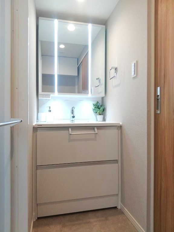 ネオマイム生麦（生麦3丁目）の独立洗面台|独立洗面台あり、毎朝おしゃれに忙しい女性の方におすすめです
白を基調とした洗面台で、すっきりとした印象になりますね！