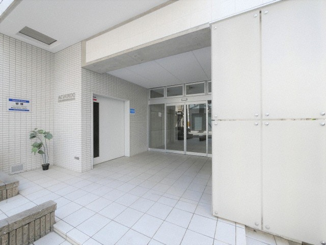 アクエルド新町のエントランス