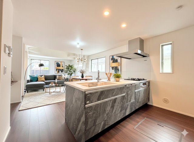 旭区善部町　新築戸建てのその他|［モデルハウス］◆家族で食卓を囲むダイニングスペースと、ソファでゆったりくつろぐリビングスペースがしっかり区切られているので家具の配置や用途を使いわけしやすいです。
