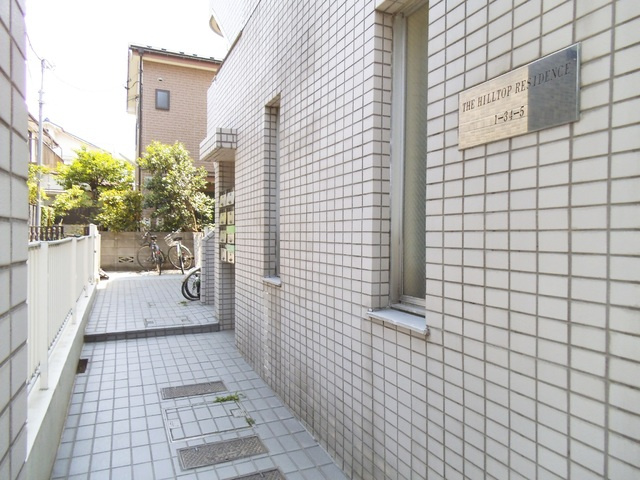 ザ・ヒルトップレジデンスのその他共用部分|建物右部分が入り口となっています