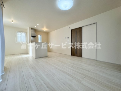 【居間・リビング】 | 藤枝市天王町2丁目 6期 新築一戸建て | リビングダイニングです