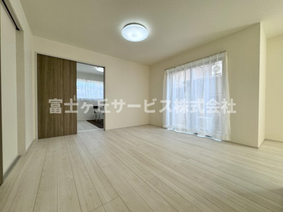 【居間・リビング】 | 藤枝市天王町2丁目 6期 新築一戸建て | リビングです