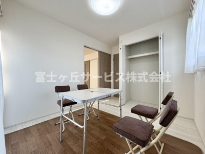 【洋室】 | 藤枝市天王町2丁目 6期 新築一戸建て | リビングの隣にある洋室です