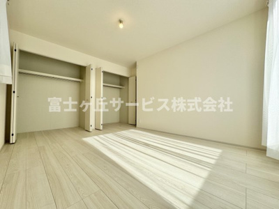 【寝室】 | 藤枝市天王町2丁目 6期 新築一戸建て | 落ち着いて過ごせる寝室です