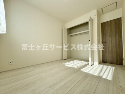 【洋室】 | 藤枝市天王町2丁目 6期 新築一戸建て | 収納もある洋室です