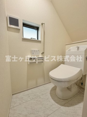 【トイレ】 | 藤枝市天王町2丁目 6期 新築一戸建て | 1Fトイレです
2Fにも同タイプのトイレがあります