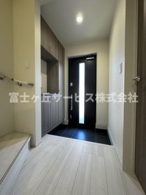 【玄関】 | 藤枝市天王町2丁目 6期 新築一戸建て | 収納もある玄関です