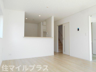 【居間・リビング】 | 棚倉町棚倉新築一戸建て3棟 | こちらの居間で趣味の時間をお楽しみください