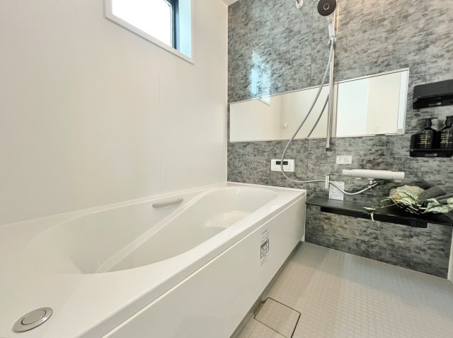 杉並区善福寺4丁目 限定1棟の浴室|足を伸ばしてゆったりとお寛ぎいただける一坪タイプのユニットバス
お子様とのご入浴も快適な広さです