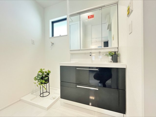 杉並区善福寺4丁目 限定1棟の洗面所|明るく清潔感溢れる洗面スペース　
毎日使う場所だからこそ、ゆったり快適な空間となっております