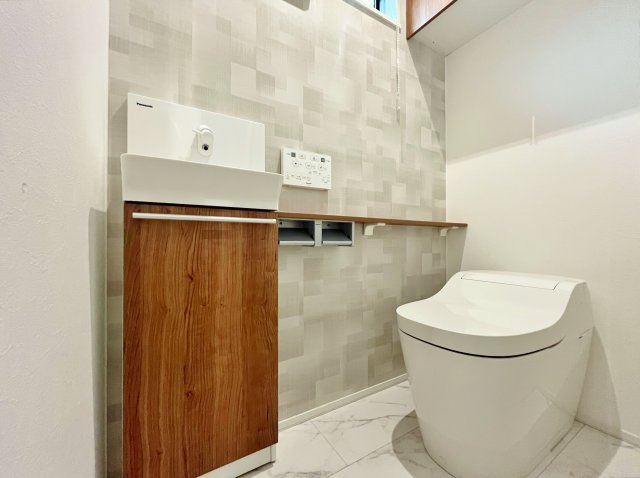 杉並区善福寺4丁目 限定1棟のトイレ|トイレは1階・2階にございます
温水洗浄暖房便座機能＋手洗いカウンター付です