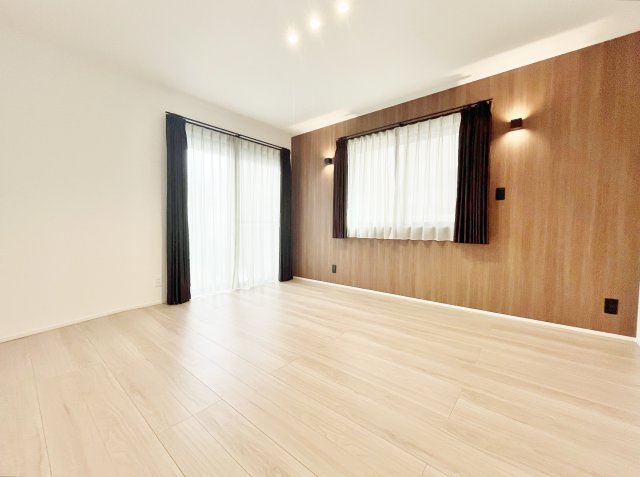 杉並区善福寺4丁目 限定1棟の洋室|1階8.0帖洋室
主寝室にもピッタリな広々とした居室
大きなベットもしっかりと入る大きさのお部屋です