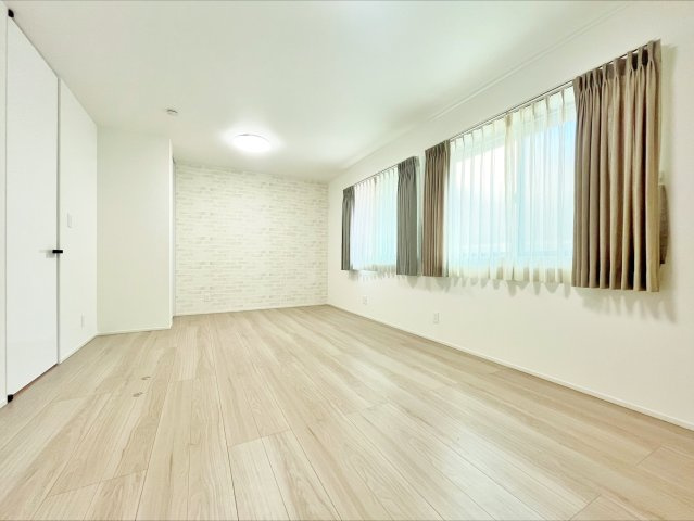 杉並区善福寺4丁目 限定1棟の洋室|1階10.36帖洋室
開放感溢れる広々とした居室
お子様の成長と共に2間に変更可能な2Door1Roomのフレキシブル設計
書斎や趣味のお部屋としてもお使いいただく事も可能です