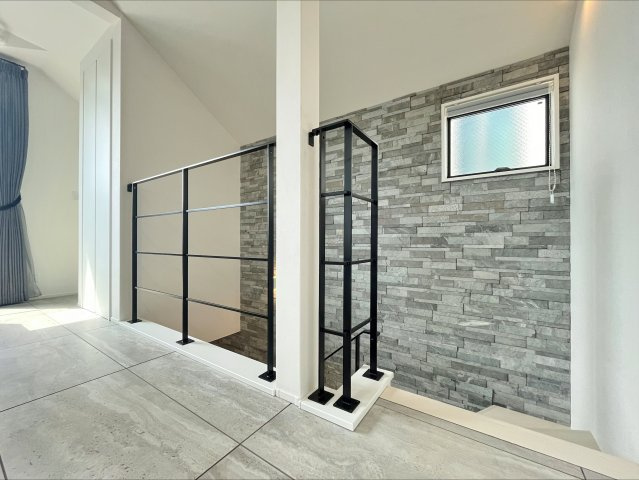 杉並区善福寺4丁目 限定1棟の居間・リビング|1階へと続くおしゃれなリビング階段
リビング全体を明るく開放的的に演出してくれます