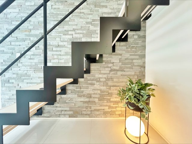 杉並区善福寺4丁目 限定1棟の玄関|玄関ホールから2階リビングに上がる階段はデザイン性が高く家をお洒落にワンランクUPさせるスケルトン階段♪♪
空間を明るく開放的に演出したします