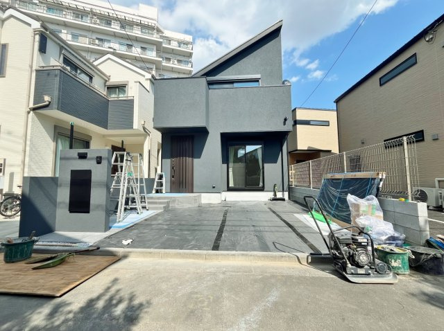 杉並区善福寺4丁目 限定1棟の外観|―本日のご見学も可能です！！―
お車並列2台駐車可能♪♪　20帖超！開放感溢れる吹抜け天井仕様のLDKが魅力的
ハイクオリティ仕様のスタイリッシュな邸宅
フレキシブル設計で快適にお過ごしいただけます