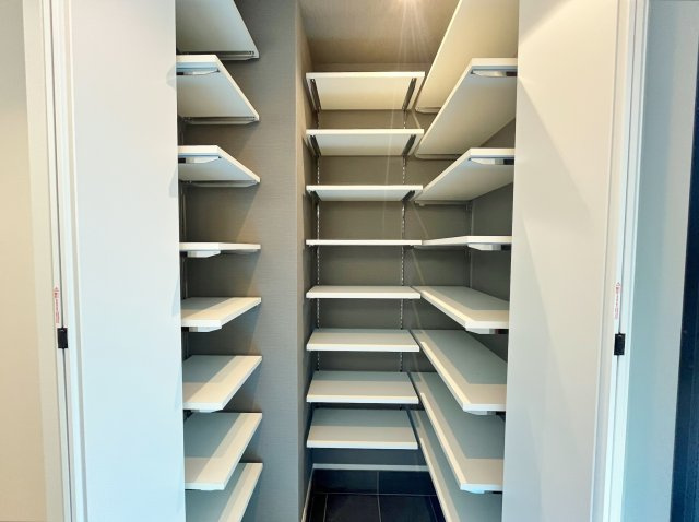 杉並区善福寺4丁目 限定1棟の収納|玄関には大型のシューズインクローゼット完備
靴はもちろんベビーカーやお子さんの遊び道具なども収納いただけます