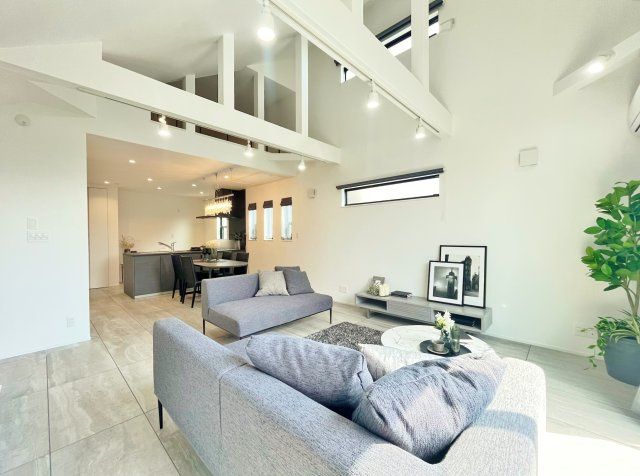 杉並区善福寺4丁目 限定1棟の居間・リビング|2階に配した20帖超のリビングは開放感とデザインが共存しご家族宮坂の団欒スペースを華やかに演出してくれる素敵な空間に仕上がりました♪
是非現地にて実際にご体感ください！