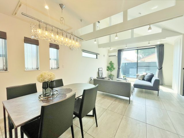 杉並区善福寺4丁目 限定1棟の居間・リビング|吹抜け天井仕様で開放的なLDKは爽やかな通風と採光を存分に感じる事が出来る様に設計にいたしました♪