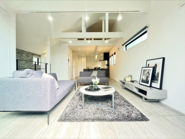 杉並区善福寺4丁目 限定1棟の居間・リビング|圧巻の広さのLDK20帖を是非現地にてご体感ください
高級感のあるオープンキッチンもリビングをより華やかに演出いたします