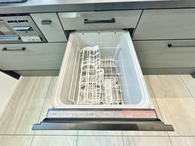 杉並区善福寺4丁目 限定1棟のキッチン|食後の片づけに便利な食器洗乾燥機が標準装備です 時間が有効活用でき、節水にもなります