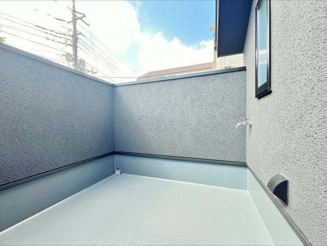 杉並区善福寺4丁目 限定1棟のバルコニー|リビングから動線がつながるワイドバルコニー
広々としたスペースで陽当りも良好です
お洗濯物もしっかりと乾きます
あると嬉しい水栓付