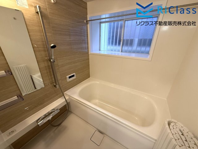 中古戸建　神戸市長田区片山町１丁目10の浴室|新調のお風呂は浴室乾燥機付です
窓もあります